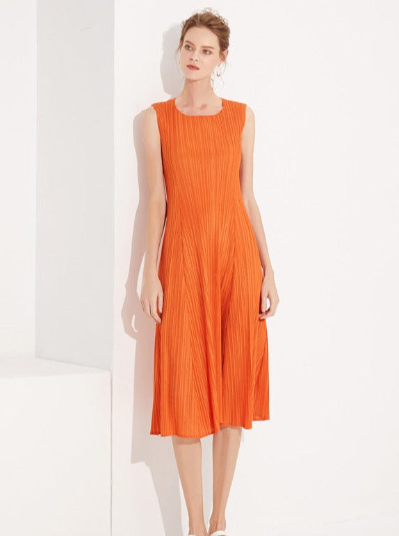 Temperamentvolles, schmales, plissiertes Kleid mit Rundhalsausschnitt