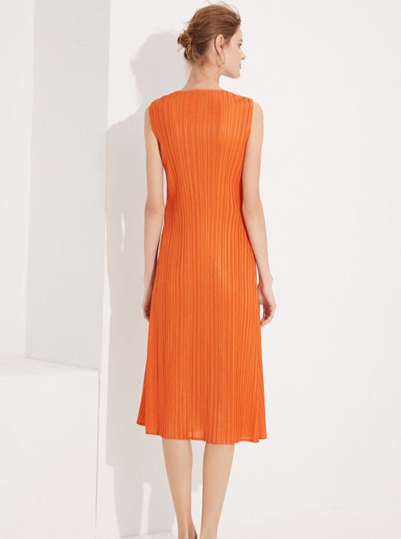 Temperamentvolles, schmales, plissiertes Kleid mit Rundhalsausschnitt