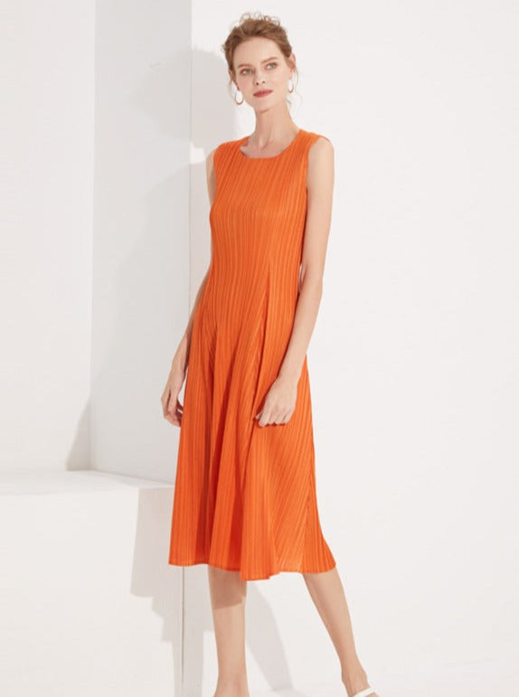 Temperamentvolles, schmales, plissiertes Kleid mit Rundhalsausschnitt