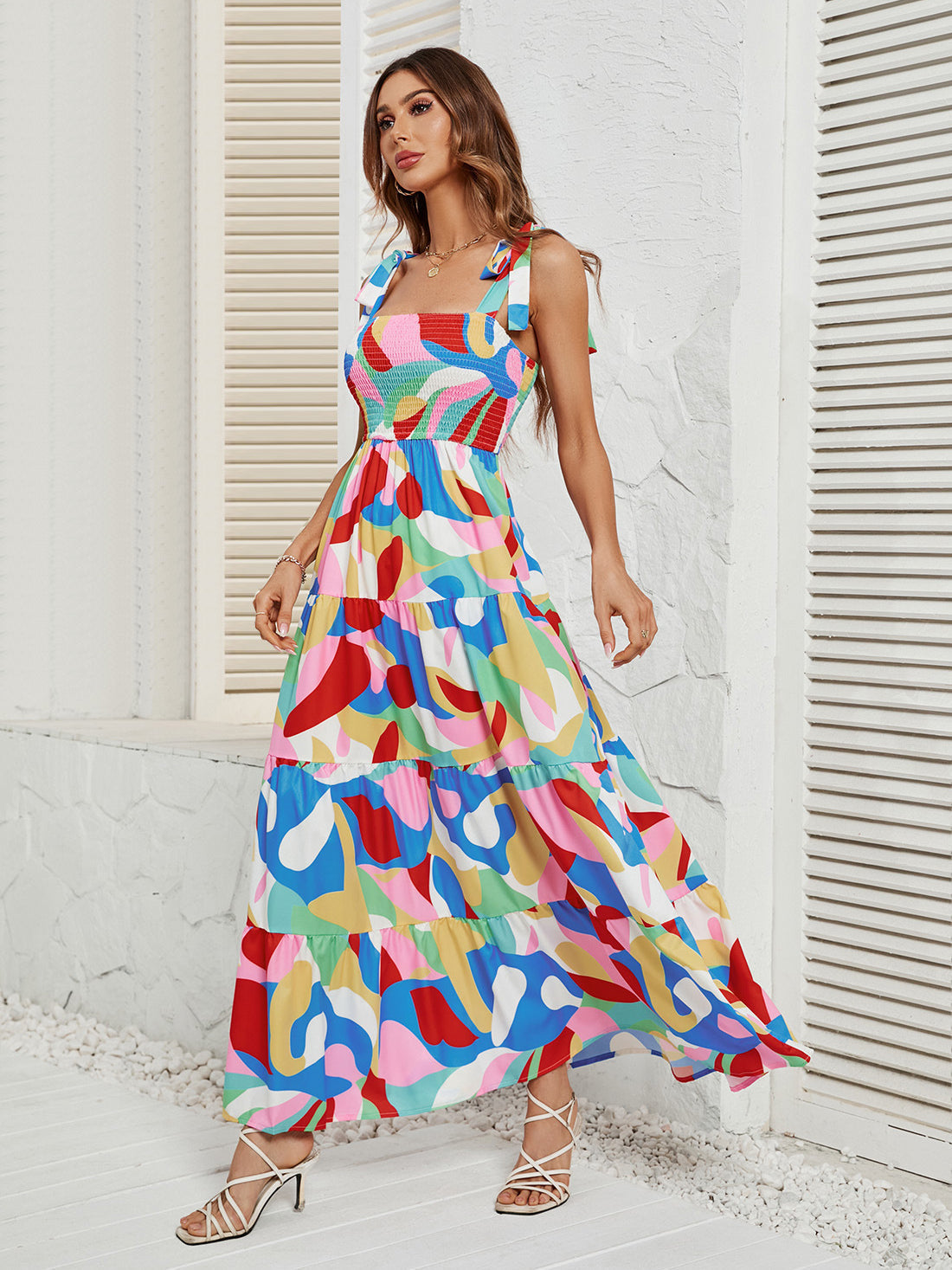 Lässiges, farbenfrohes Maxikleid mit Schleife an der Schulter