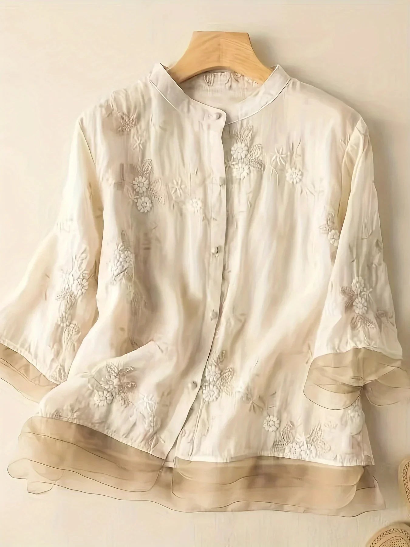 Damen-Bluse mit besticktem Blumenmuster und Knöpfen – Eliza