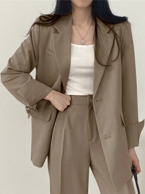 Blazer mit markanten Schultern und lässigen Taschen