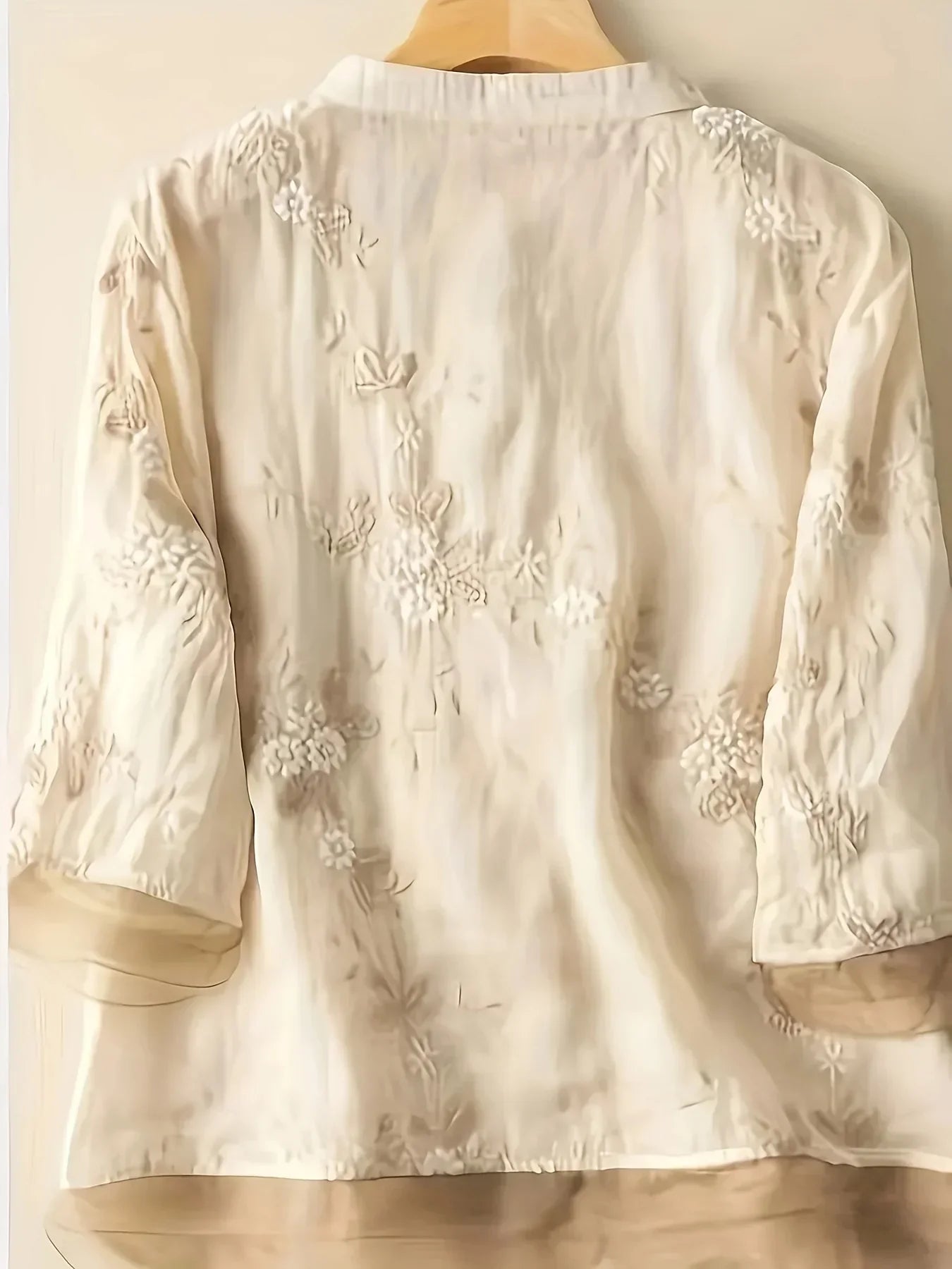 Damen-Bluse mit besticktem Blumenmuster und Knöpfen – Eliza