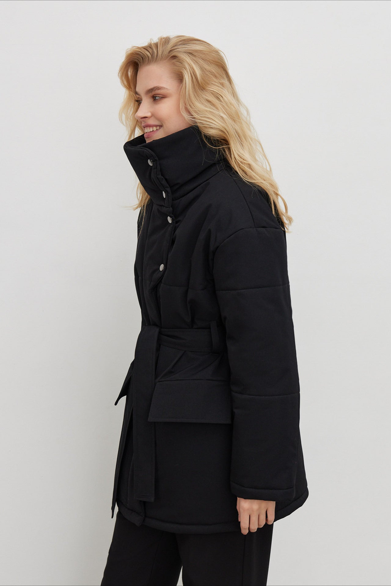Stilvoller Puffermantel mit Gürtel für den Winter