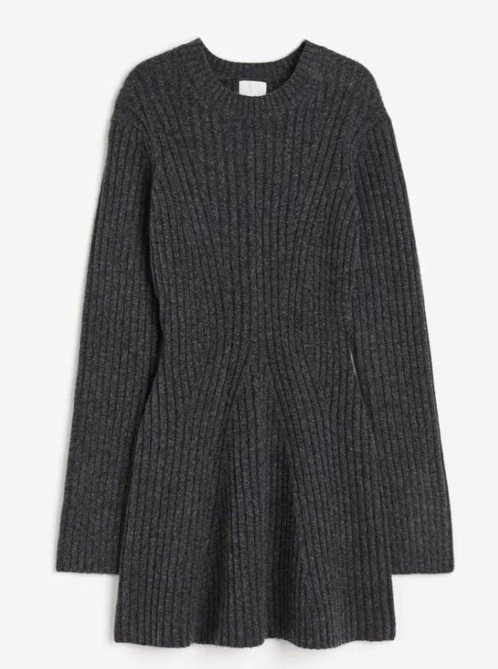 Lässiges gestricktes Winterkleid