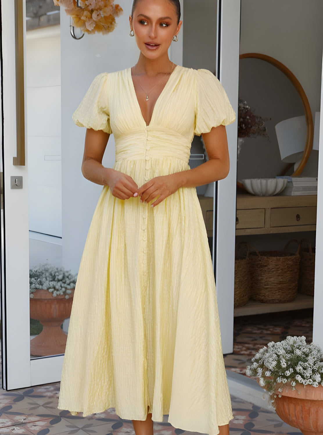 Lässiges, strukturiertes Kleid mit V-Ausschnitt und Knopfleiste
