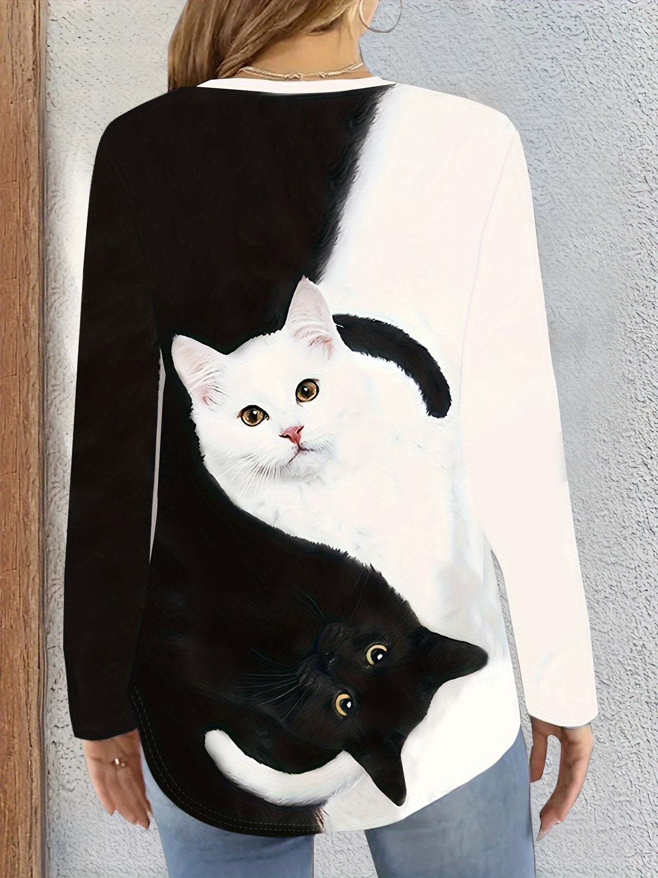 Katzenmotiv T-Shirt mit modernen Farbblöcken – Marit