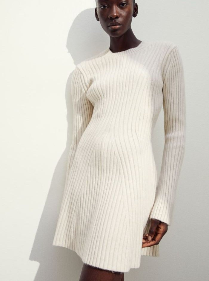 Lässiges gestricktes Winterkleid