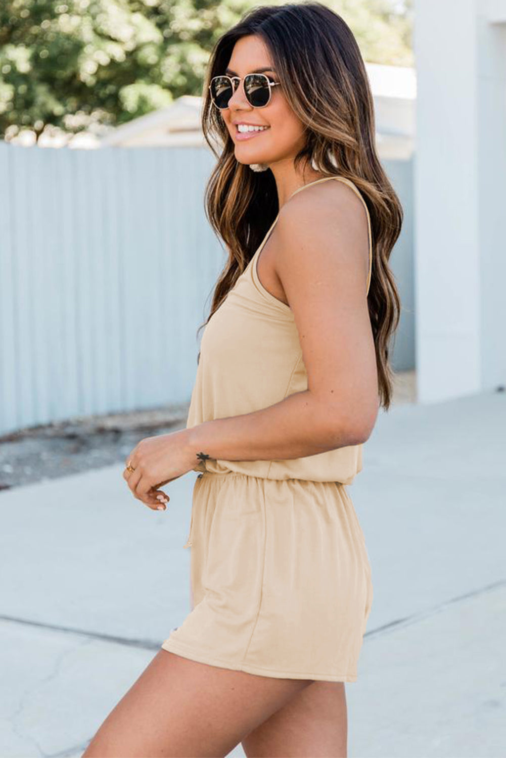 Chloe - Khakifarbenes Playsuit mit gekreuzten Trägern
