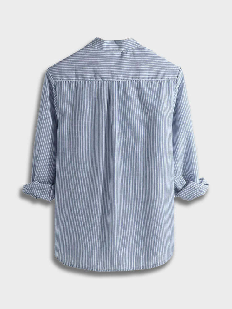 Hellblaue Herrenbluse mit Knöpfen
