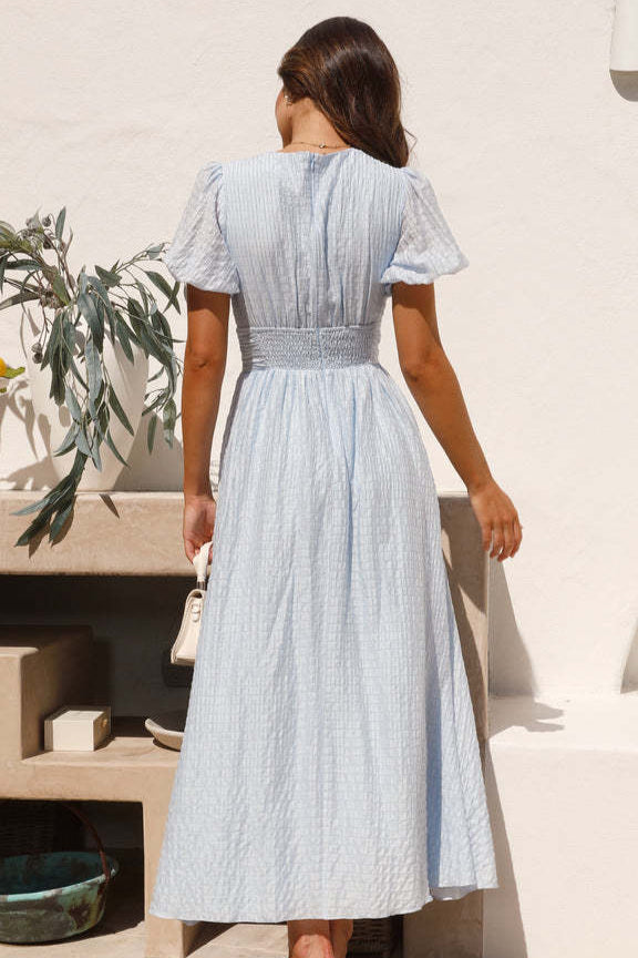 Lässiges, strukturiertes Kleid mit V-Ausschnitt und Knopfleiste