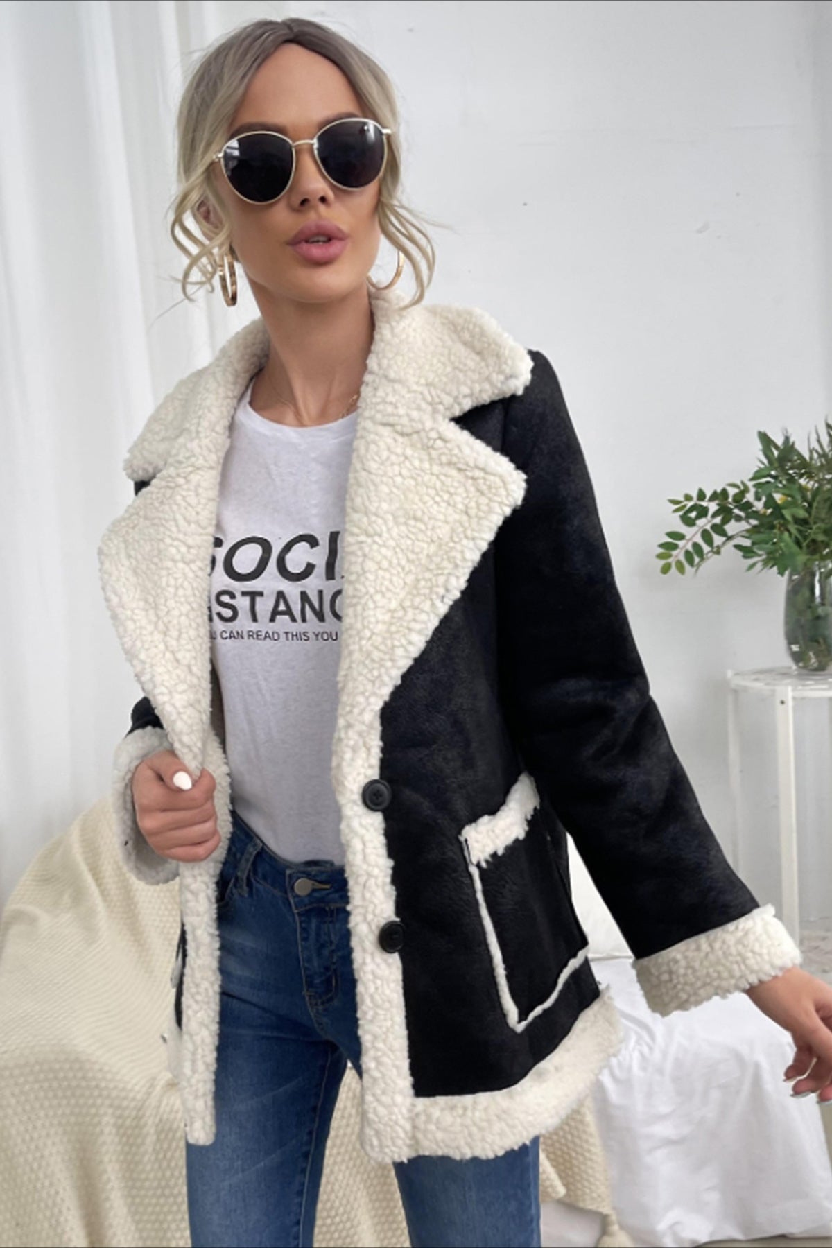 Trendiger Blazer aus Lammfellimitat in Schwarz und Weiß