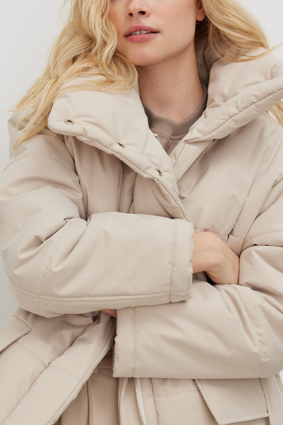 Stilvoller Puffermantel mit Gürtel für den Winter