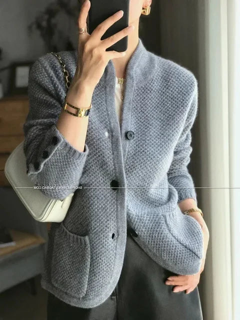 Isollette | Stilvolle Beige Stand Kragen Slim Fit Knopf Kaschmir Strickjacken
