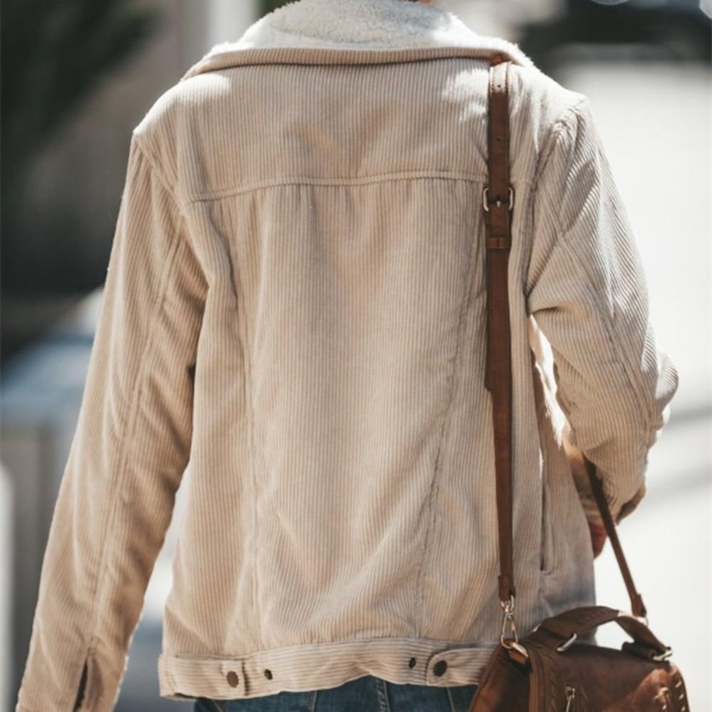 Moderne Winterjacke mit Futter für Frauen