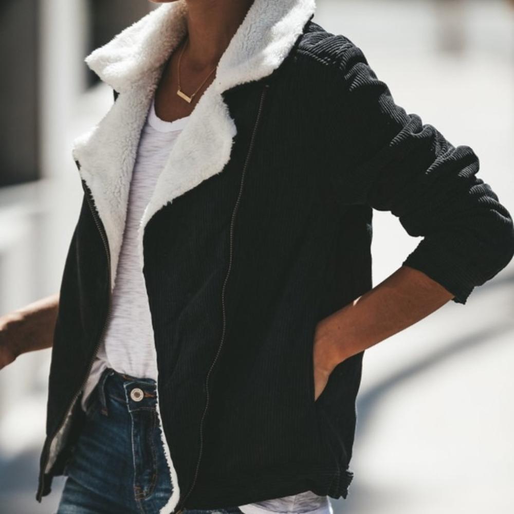 Moderne Winterjacke mit Futter für Frauen