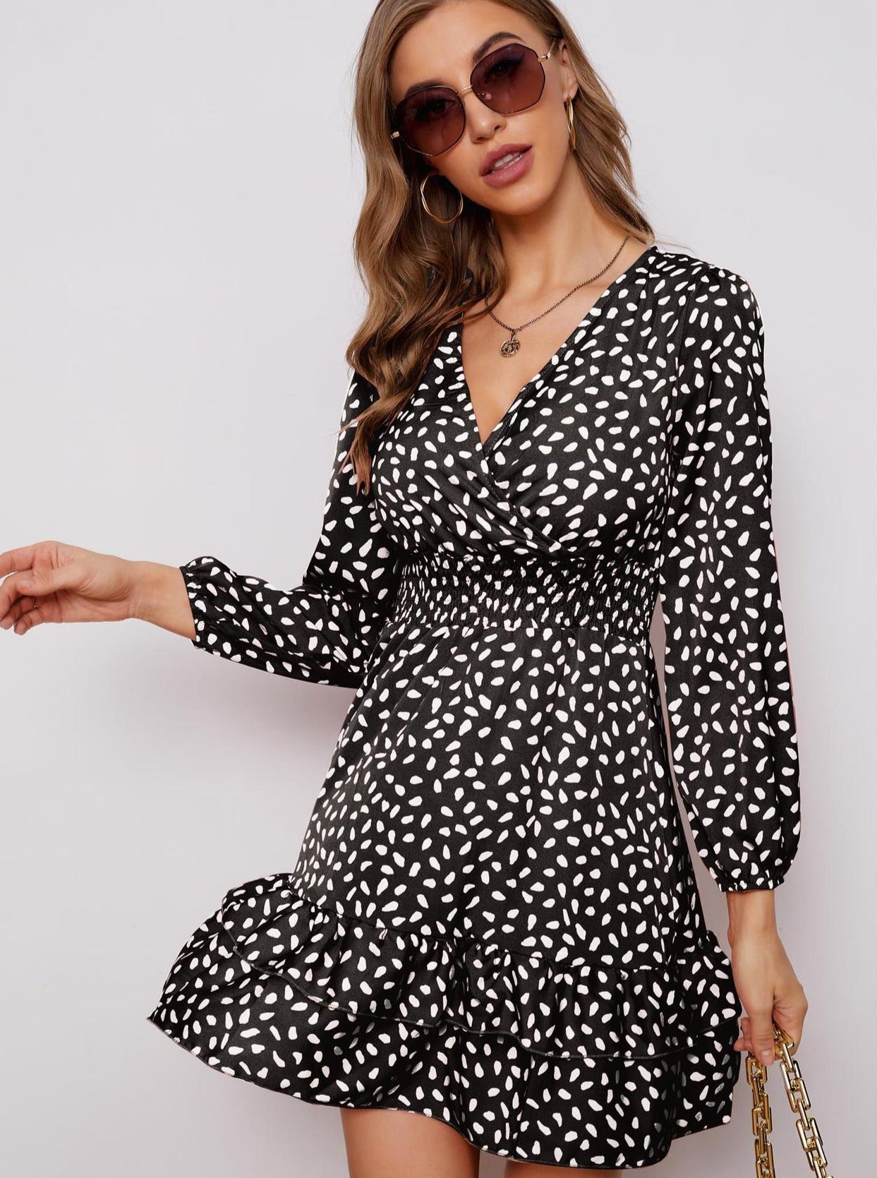 Sommerkleid mit V-Ausschnitt und hoher Taille