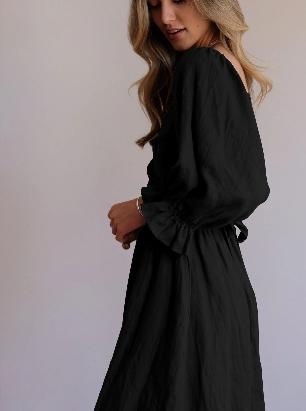 Einfarbiges Plisseekleid mit Rüschen und Laternenärmeln