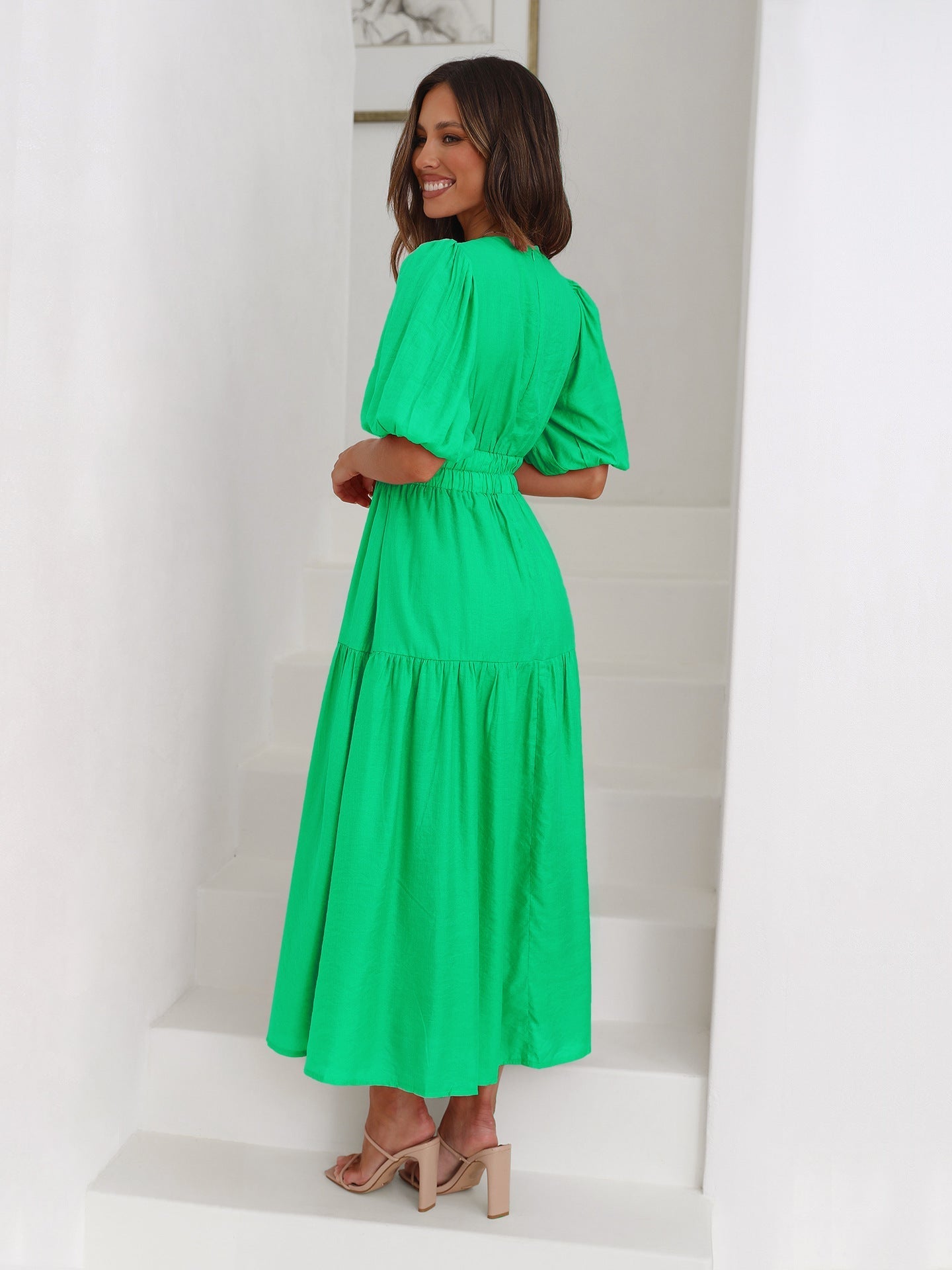 Grünes Lagenkleid mit tiefem V-Ausschnitt und Puffärmeln