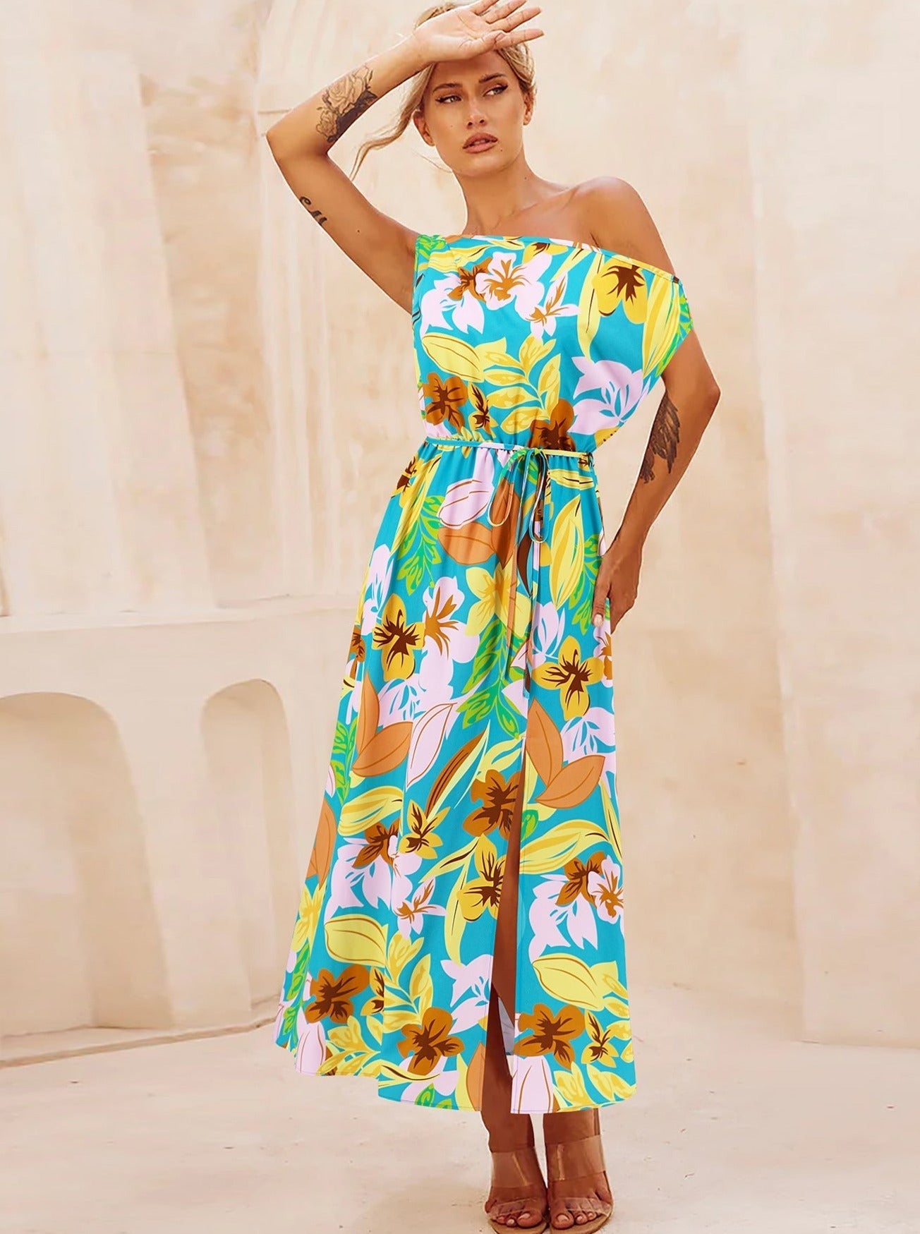 Langes Kleid mit Blumenmuster, schrägen Schultern und Gürtel
