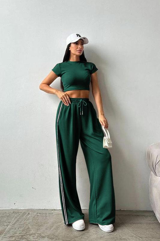 Sportliches Set aus kurzärmligem Crop-Top und Hose