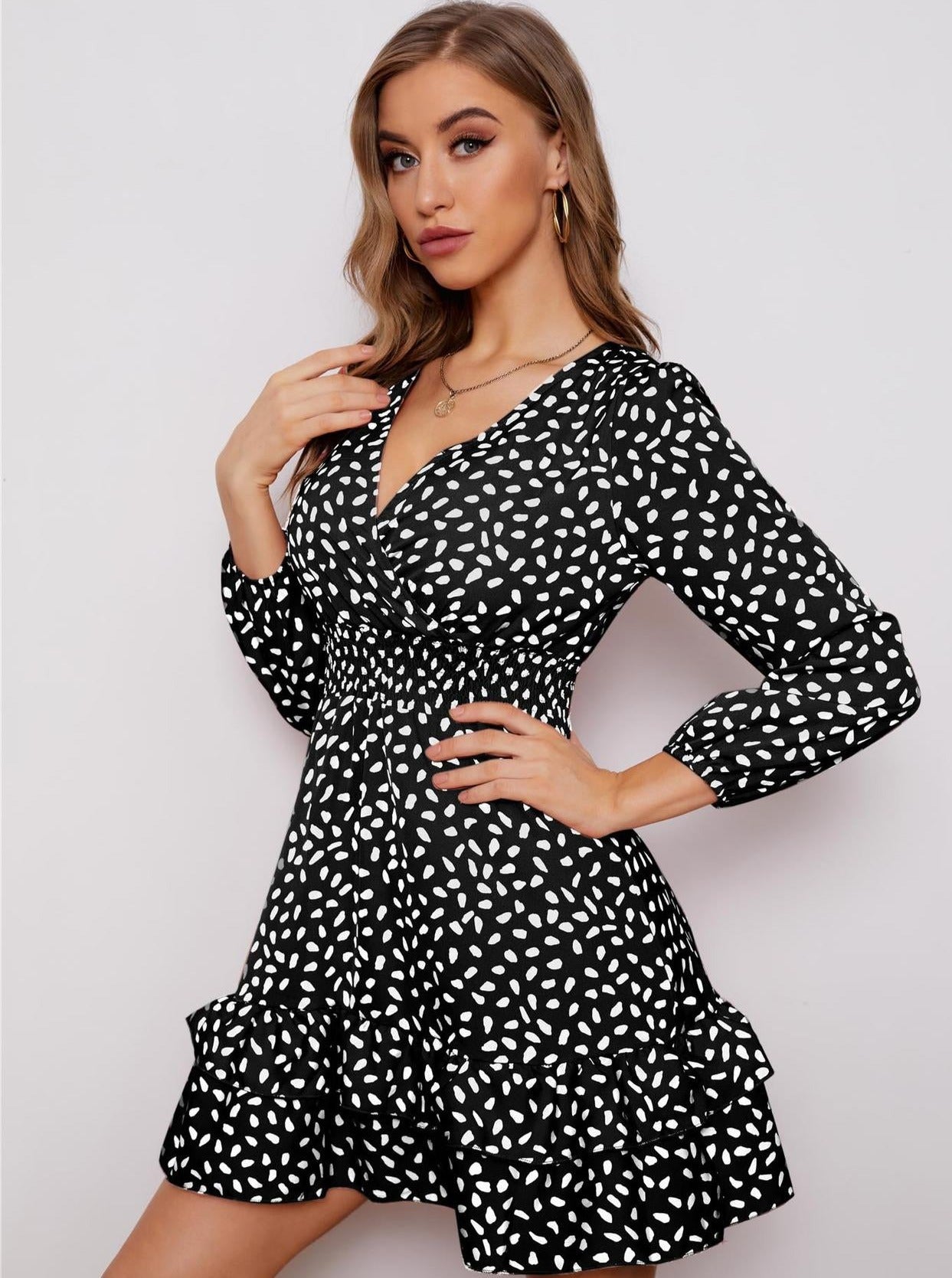 Sommerkleid mit V-Ausschnitt und hoher Taille