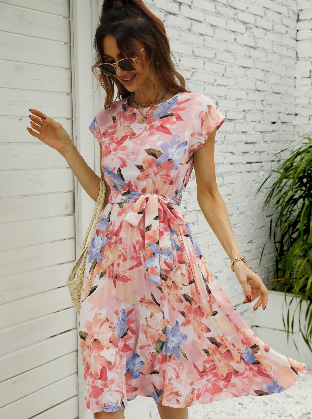 Plissiertes Kleid mit Blumenmuster und Rundhalsausschnitt