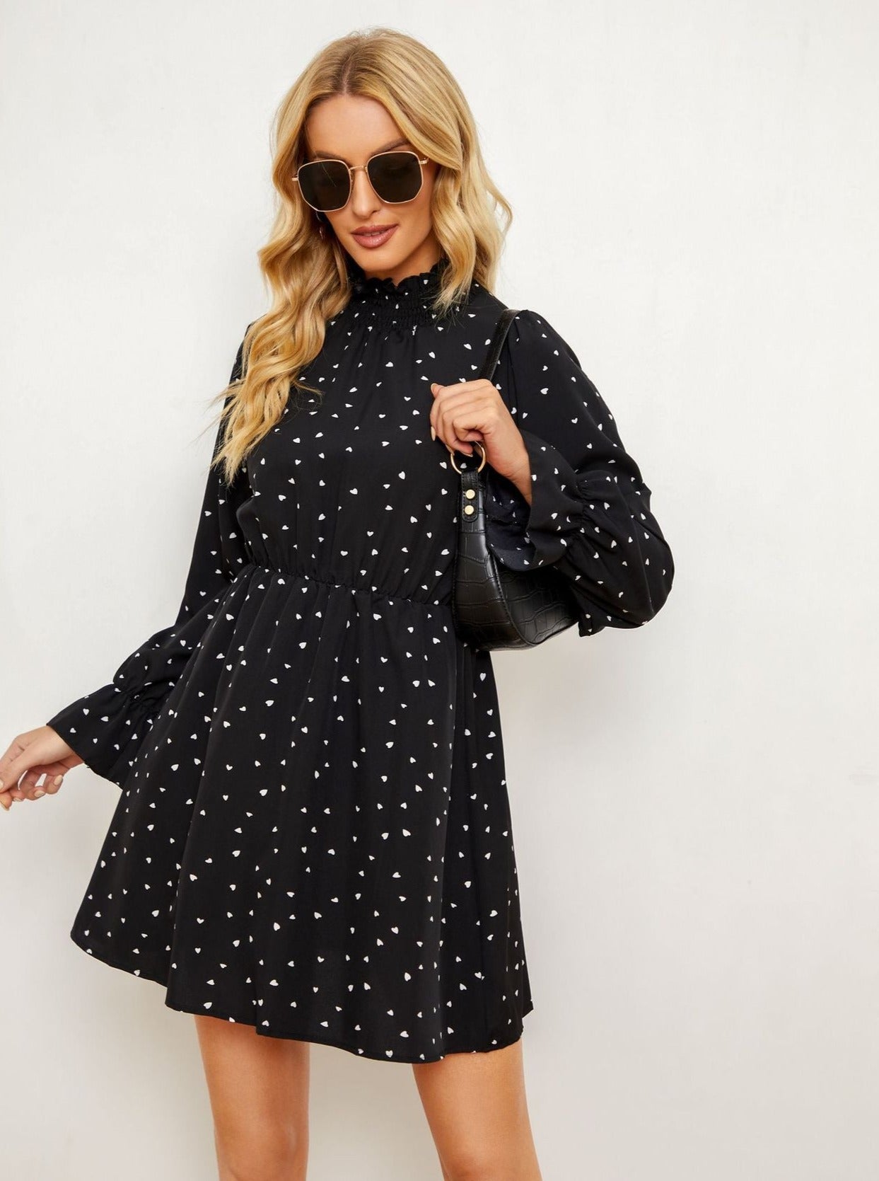 Schwarzes langärmliges Minikleid mit halbem Rollkragen