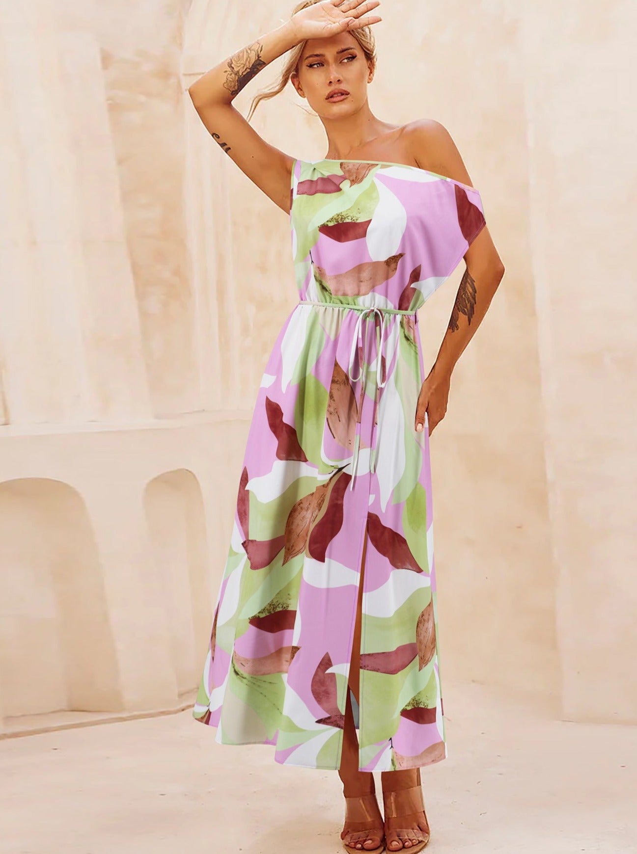 Langes Kleid mit Blumenmuster, schrägen Schultern und Gürtel