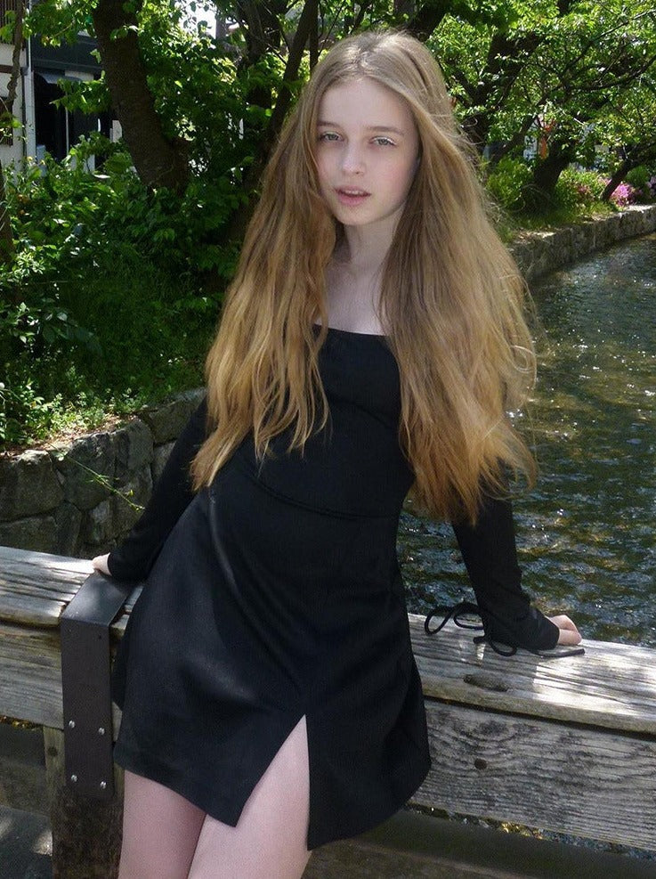 Elegantes Minikleid mit eckigem Ausschnitt, langen Ärmeln und Seitenschlitz