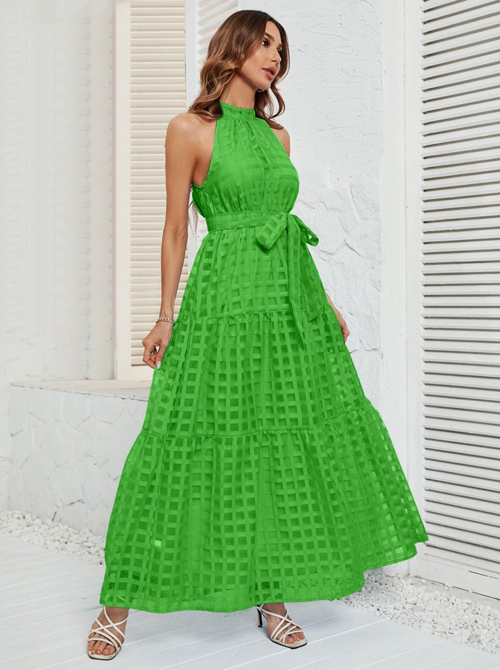 Grünes Neckholder-Maxikleid aus Netzstoff mit Gürtel