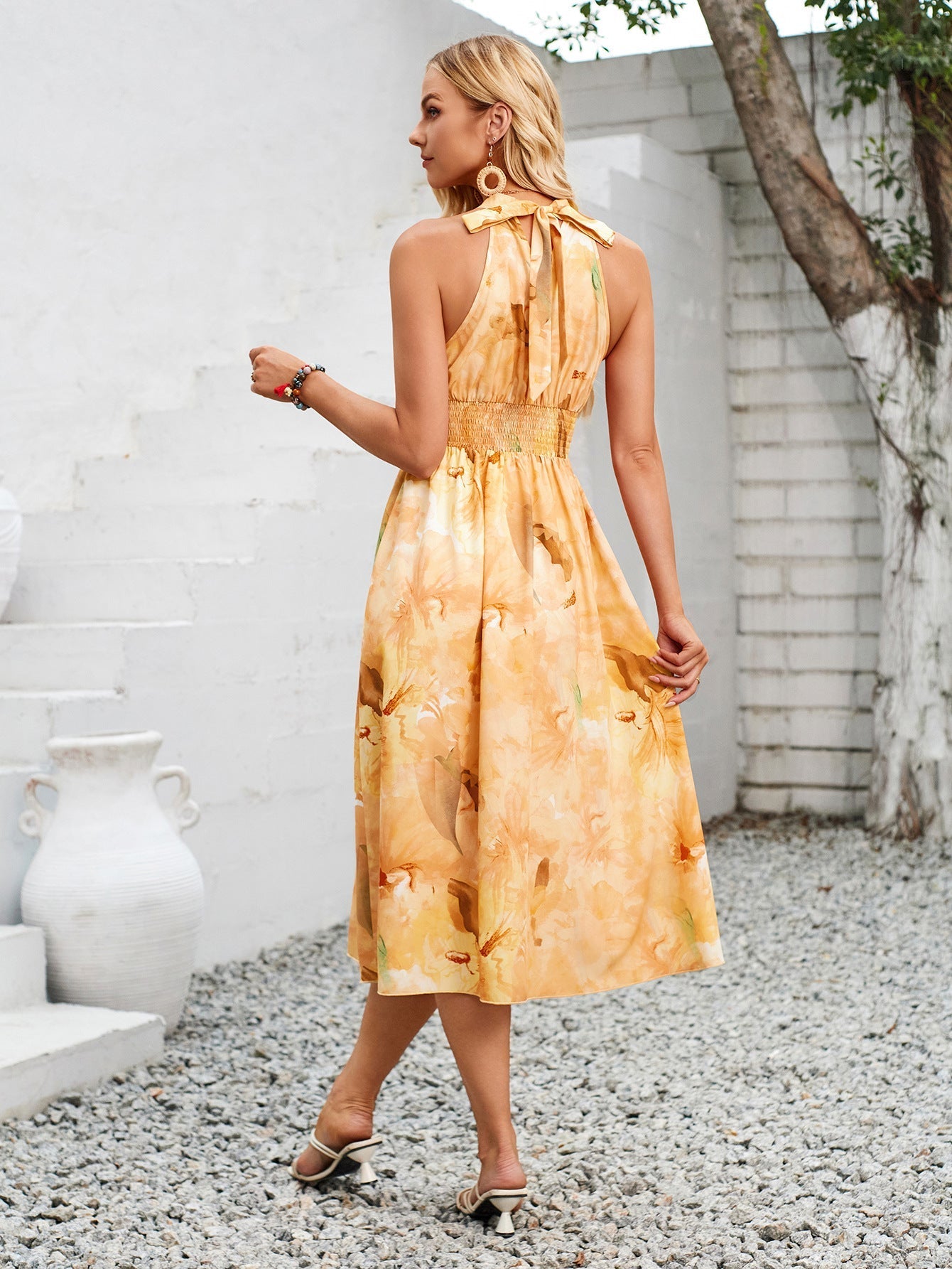 Ärmelloses Sommerkleid mit Blumenmuster und Neckholder