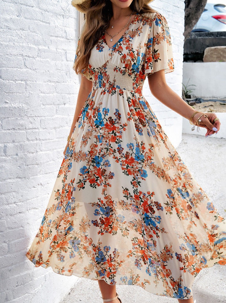 Khakifarbenes, gesmoktes, florales Kurzarmkleid mit V-Ausschnitt
