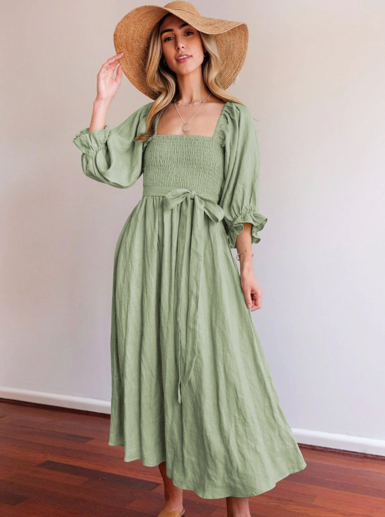 Hellgrünes Plisseekleid mit Rüschen, Laternenärmeln und Seilgürtel