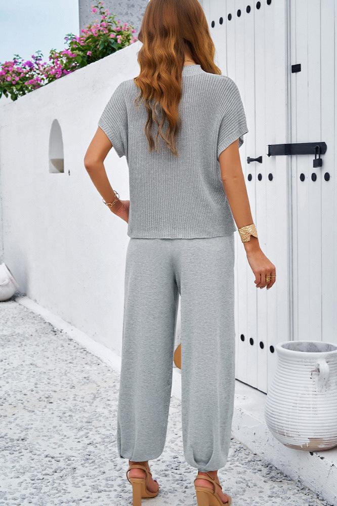 Graues Set aus kurzärmligem Top und Hose mit Rundhalsausschnitt