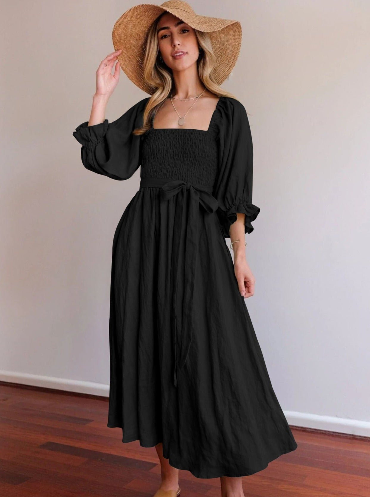 Einfarbiges Plisseekleid mit Rüschen und Laternenärmeln