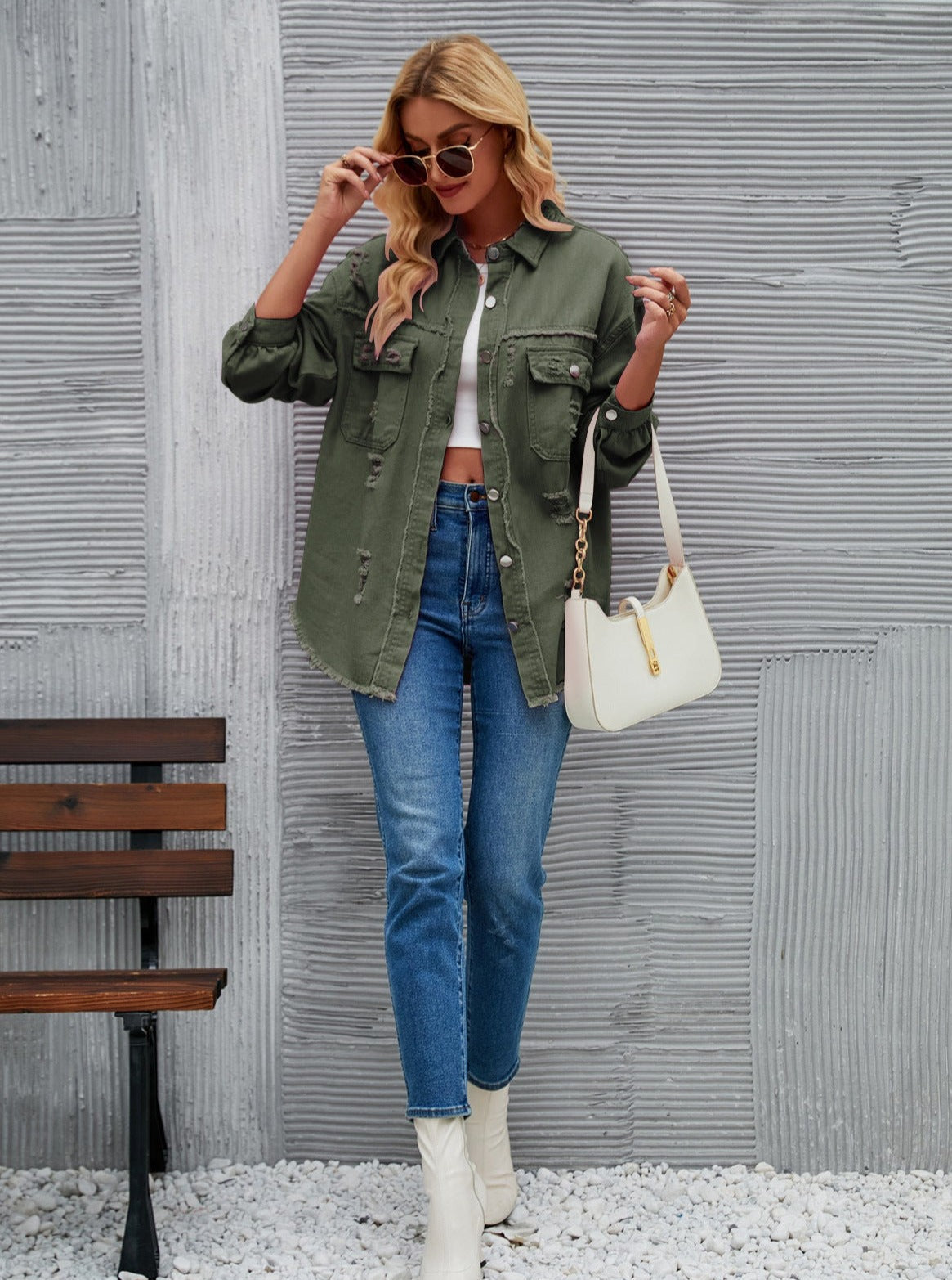 Gewaschene Jeansjacke mit zerrissenen Quasten und langen Ärmeln