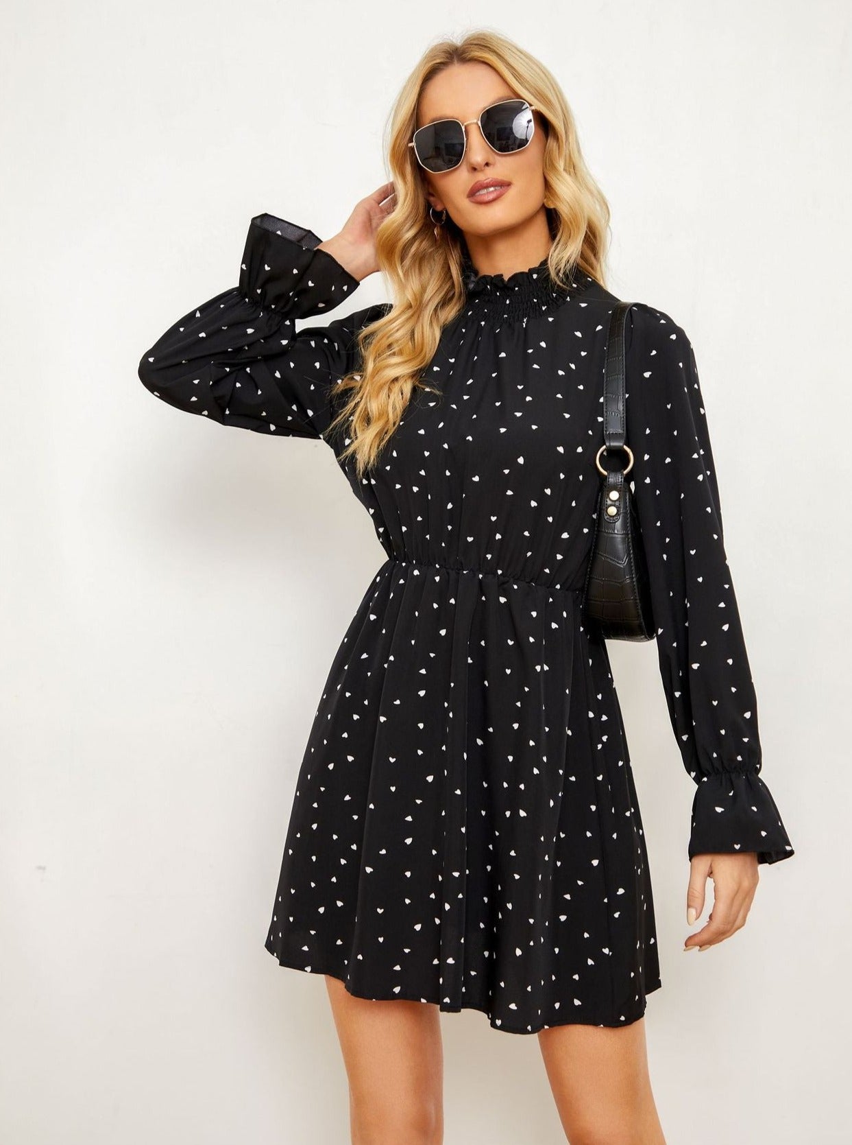 Schwarzes langärmliges Minikleid mit halbem Rollkragen