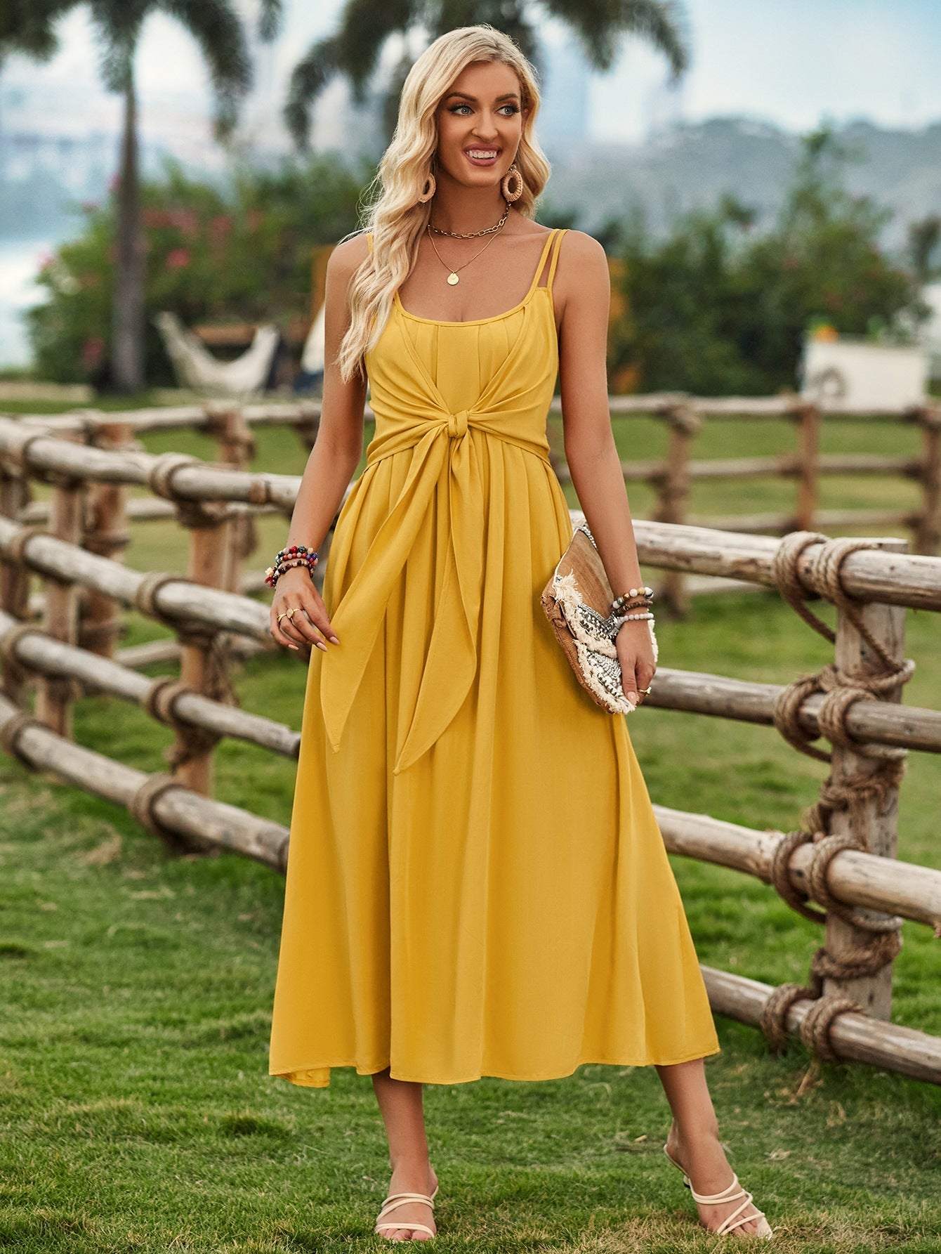 Einfarbiges, ärmelloses Kleid mit Taillenschnürung