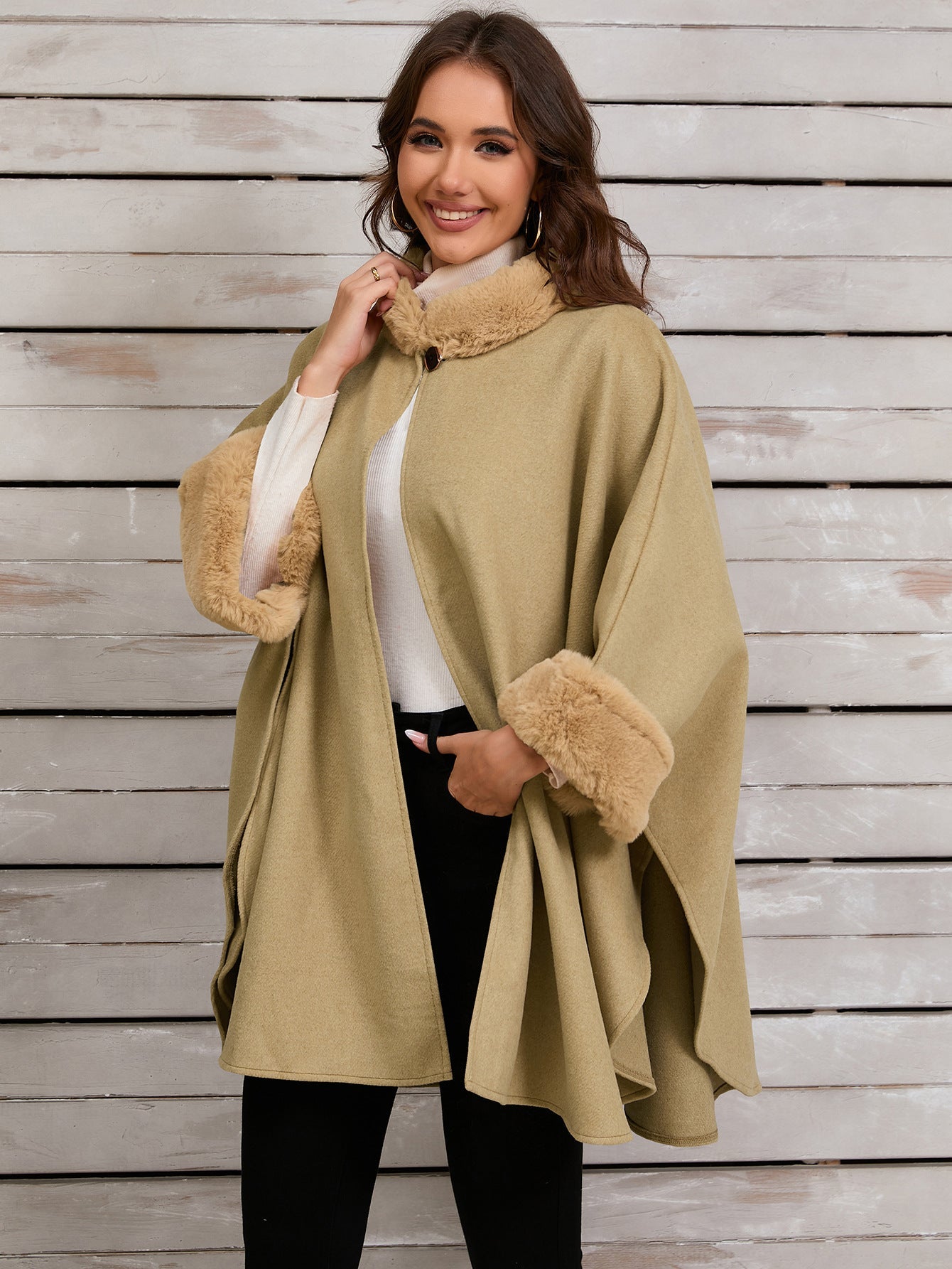 Edler Poncho mit Webpelzbesatz für stilvolle Winterabende