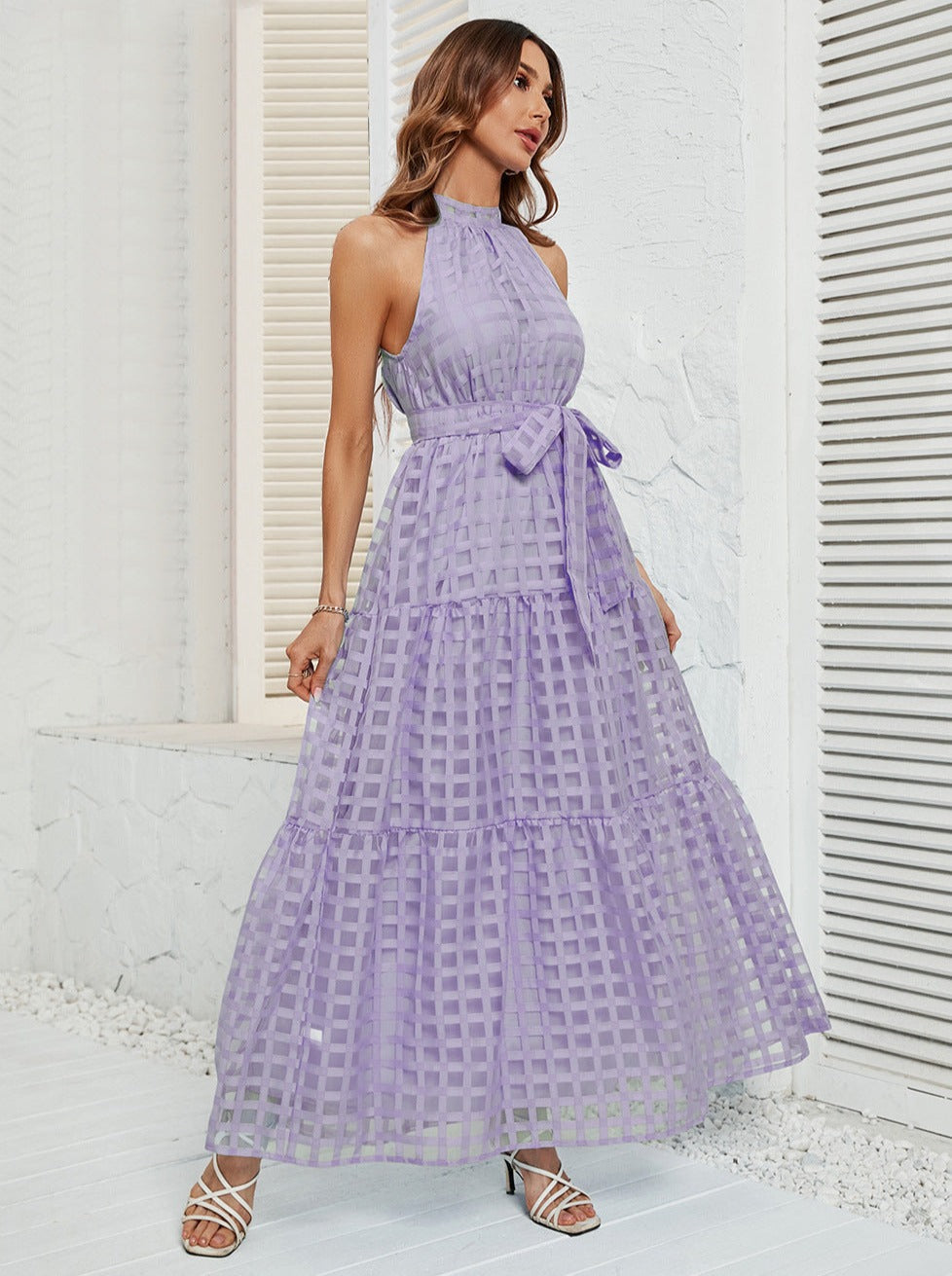 Lila Neckholder-Maxikleid aus Netzstoff mit Gürtel