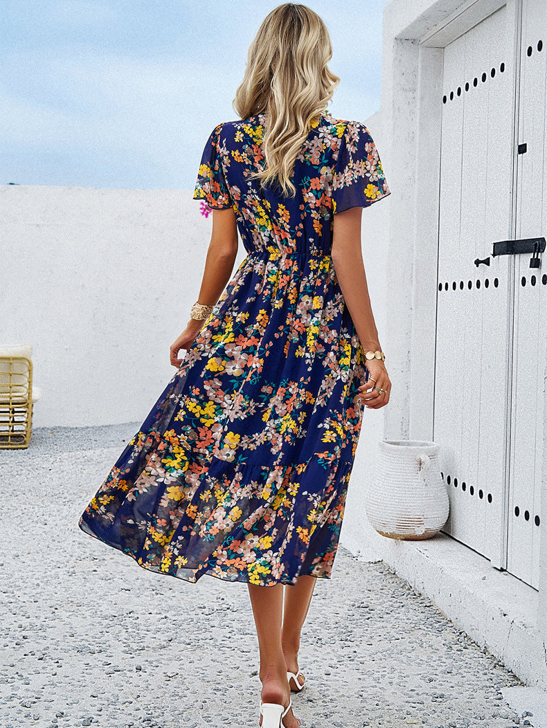 Blaues Sommerkleid mit V-Ausschnitt und Blumenmuster