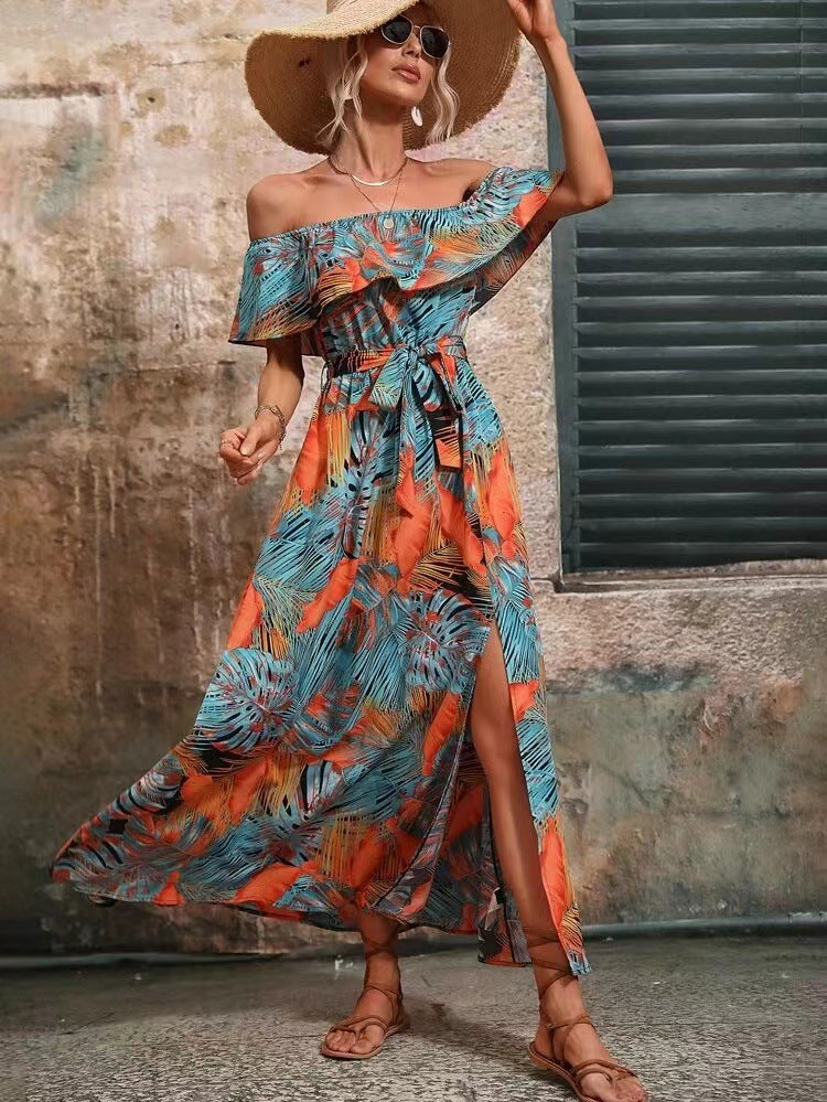 Elegantes schulterfreies Kleid mit Schlitz und tropischem Print