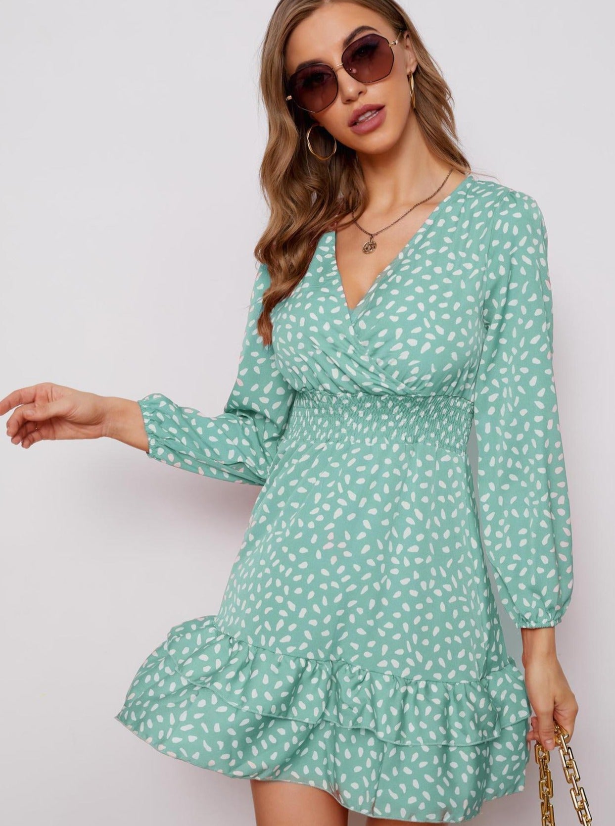 Sommerkleid mit V-Ausschnitt und hoher Taille