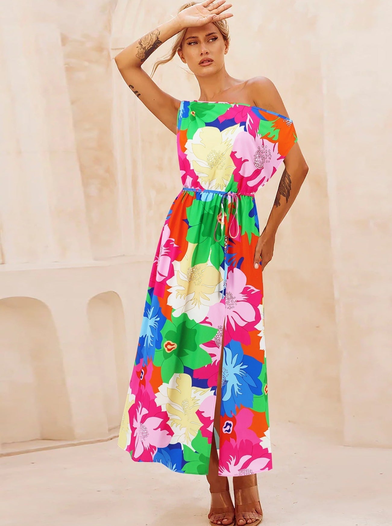 Langes Kleid mit Blumenmuster, schrägen Schultern und Gürtel