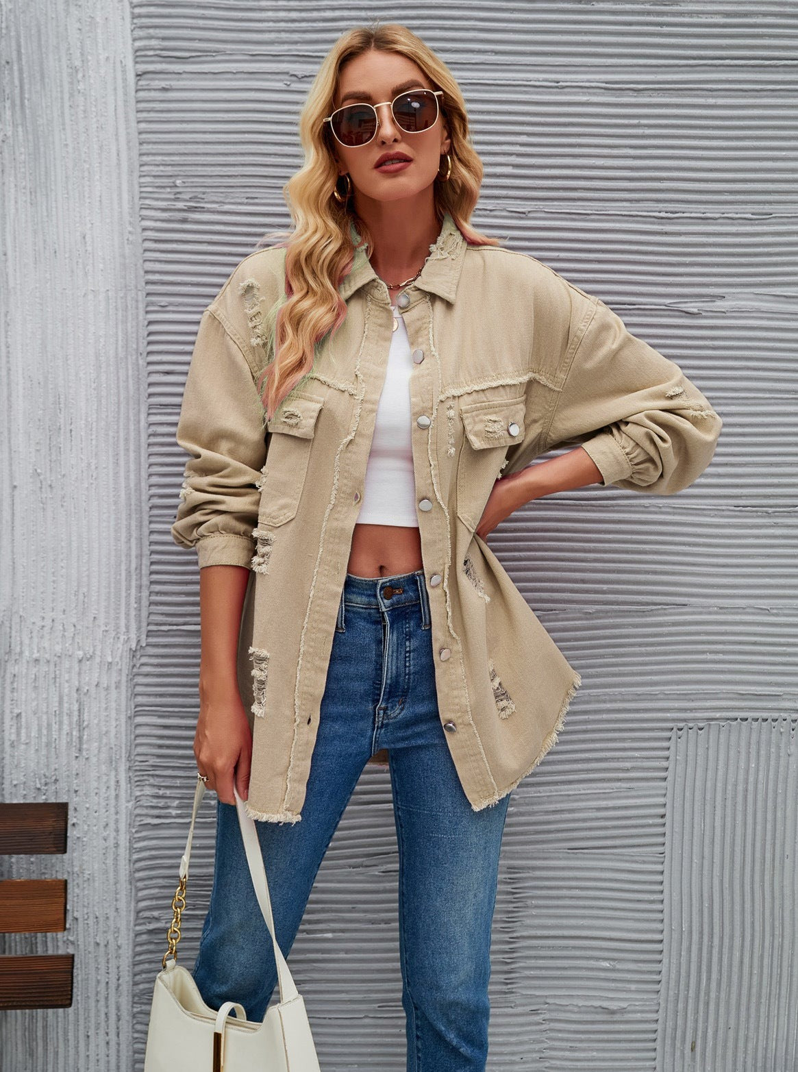 Gewaschene Jeansjacke mit zerrissenen Quasten und langen Ärmeln