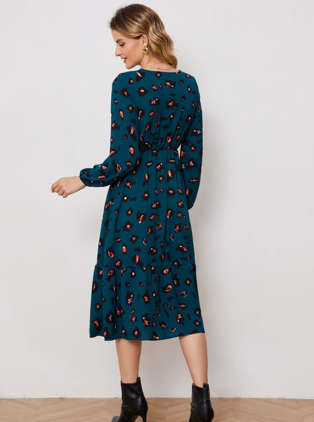 Ausgestelltes Kleid mit V-Ausschnitt und Allover-Print