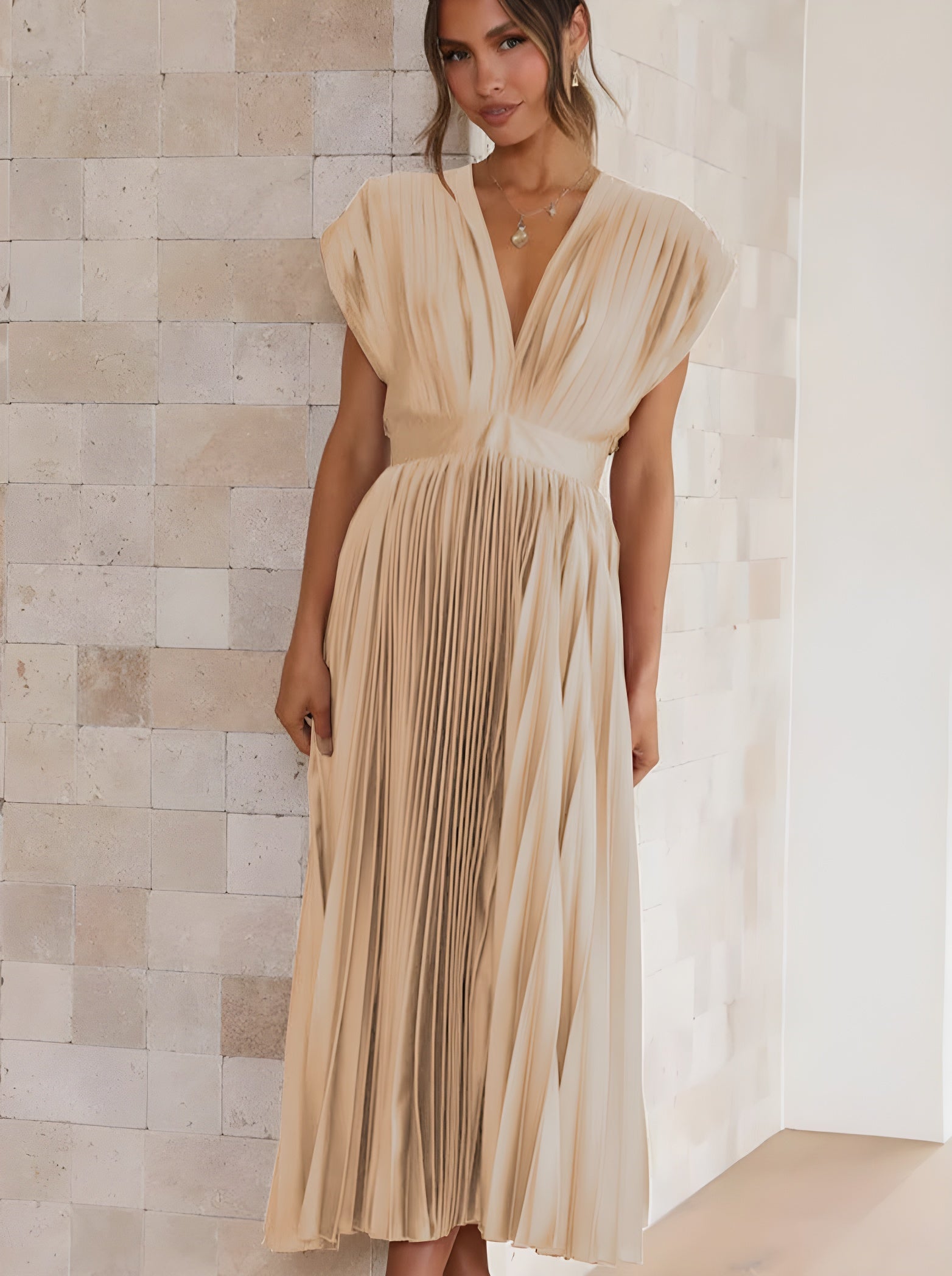 Champagnerfarbenes, lässiges Plisseekleid mit V-Ausschnitt