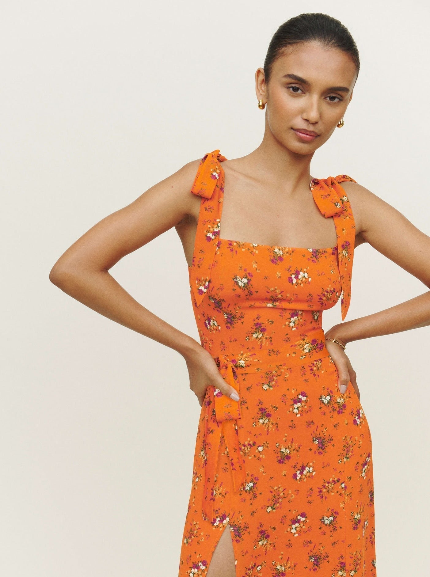 Oranges, ärmelloses Kleid mit quadratischem Ausschnitt und Gürtel
