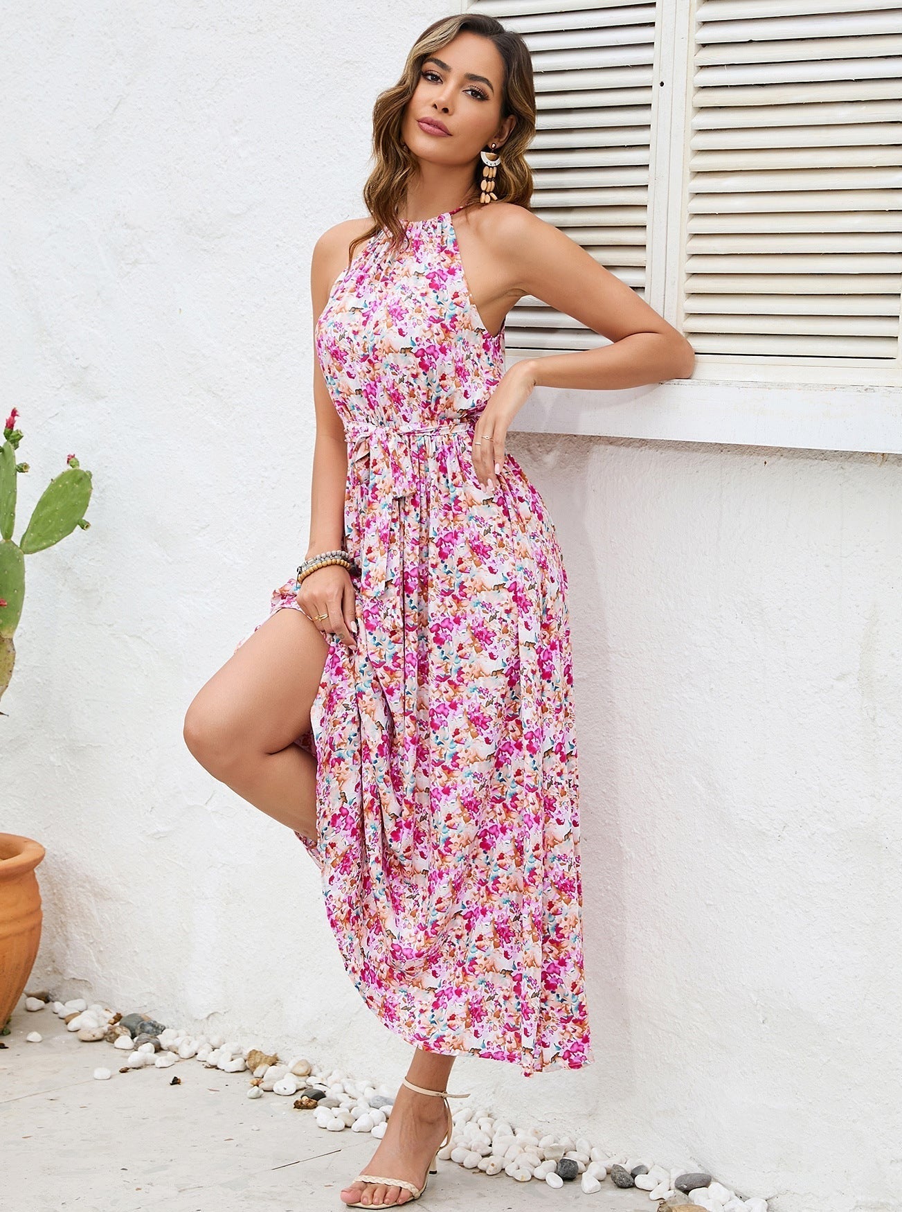 Rosa Neckholder-Kleid mit Blumenmuster und Bindegürtel